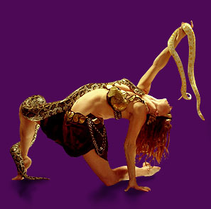 Tanzpose mit zwei Schlangen